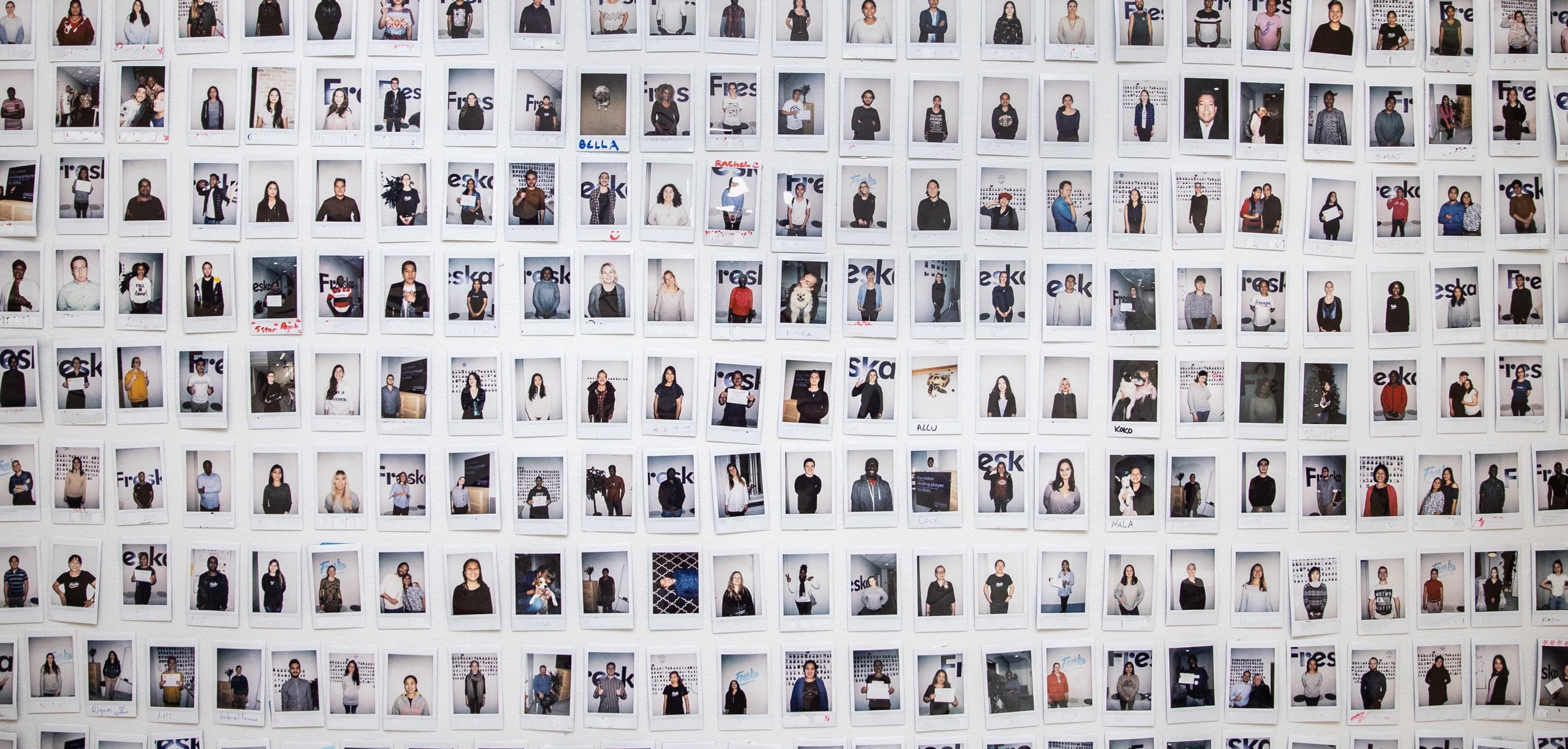 Freskan siivoojaat Polaroid-seinällä